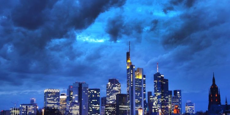 German wage catch-up continues even as economy shrinks, Bundesbank says