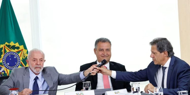 Brazilian government officials renew fiscal balance pledge
